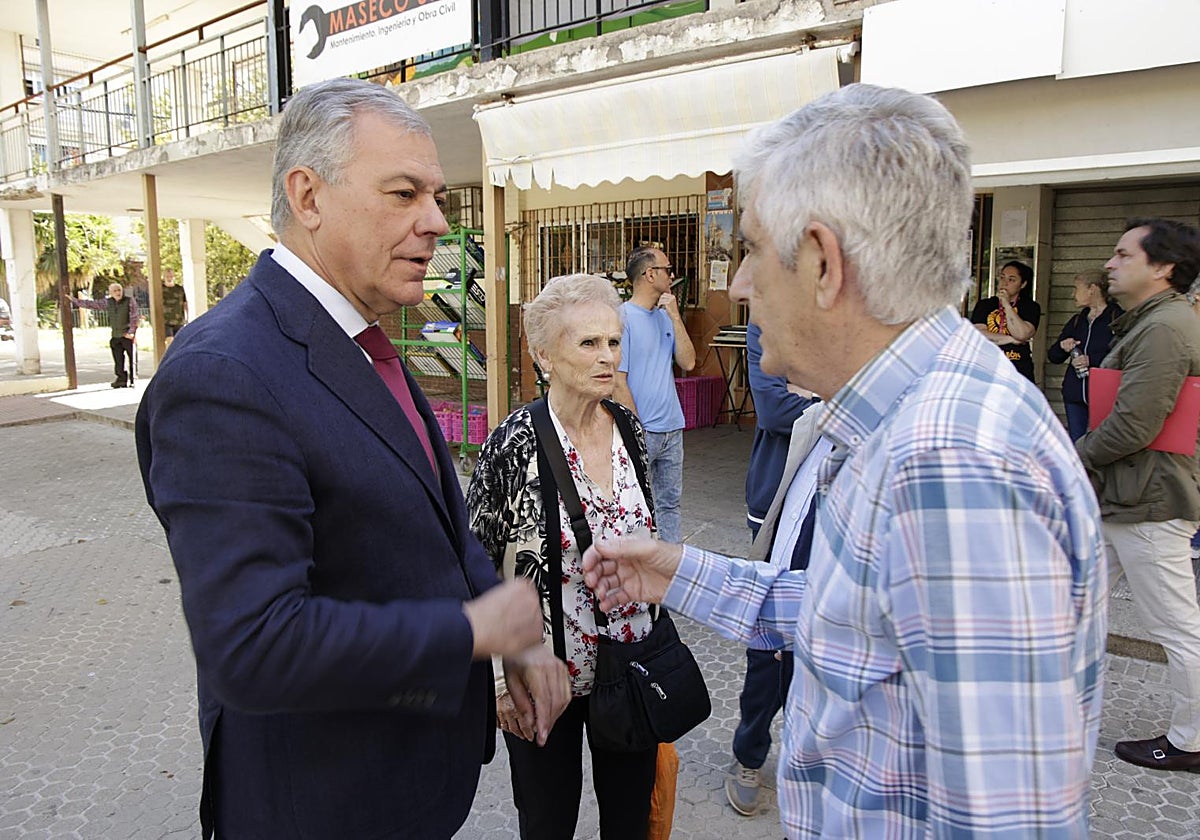 José Luis Sanz hablando con vecinos del Polígono San Pablo