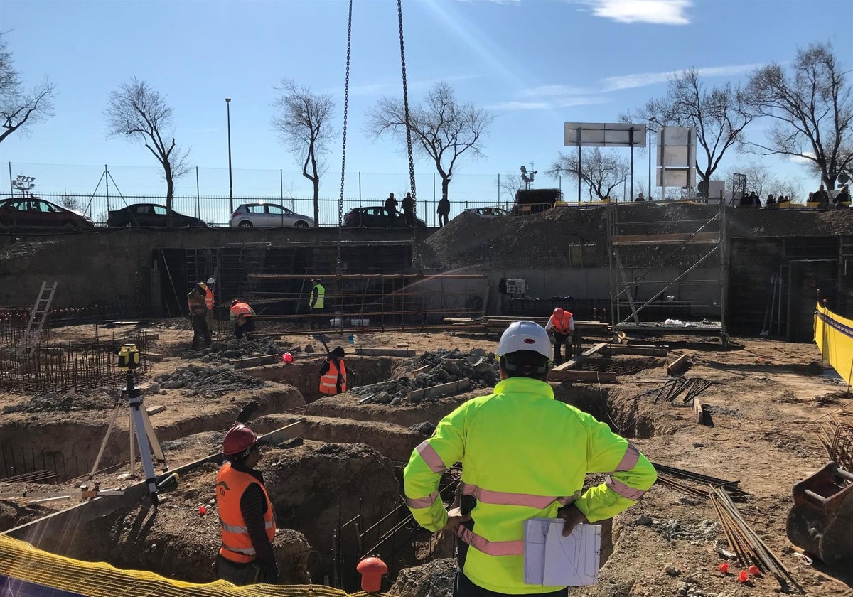Trabajadores en una obra en una imagen de archivo