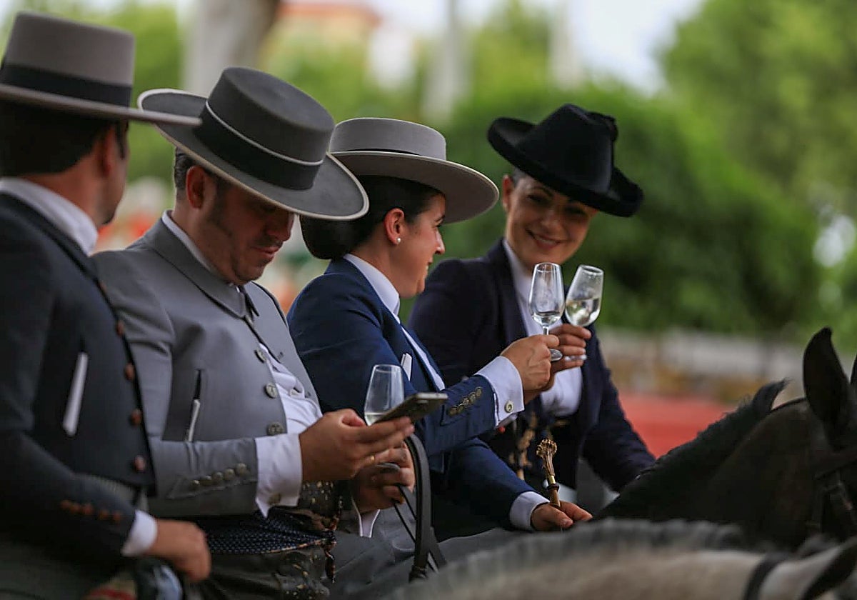 Imagen de unos caballistas tomando manzanilla en la Feria de Sevilla