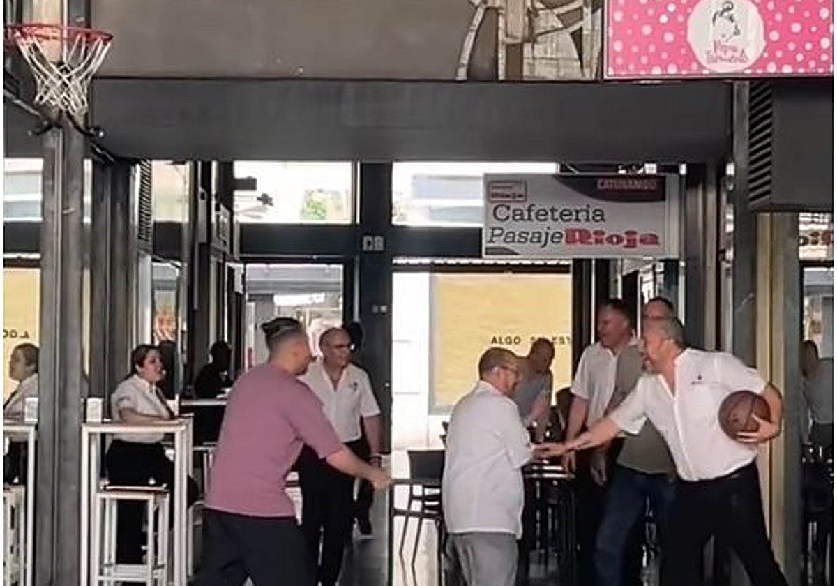 Camareros de la 'Cafetería Pasaje Rioja' jugando al baloncesto en medio del apagón