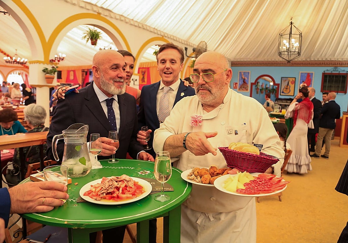 Comensales en una caseta de la Feria de Sevilla