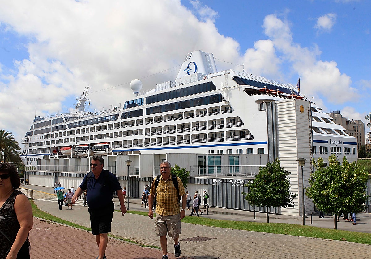 Un crucero atracado en el muelle de las Delicias del Puerto de Sevilla