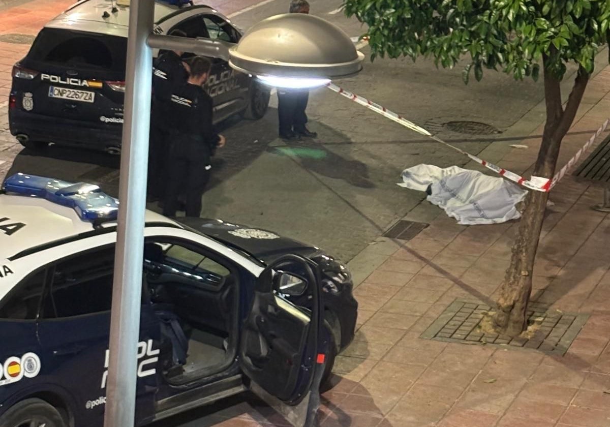 El cadáver de un hombre tapado en la calle Asunción
