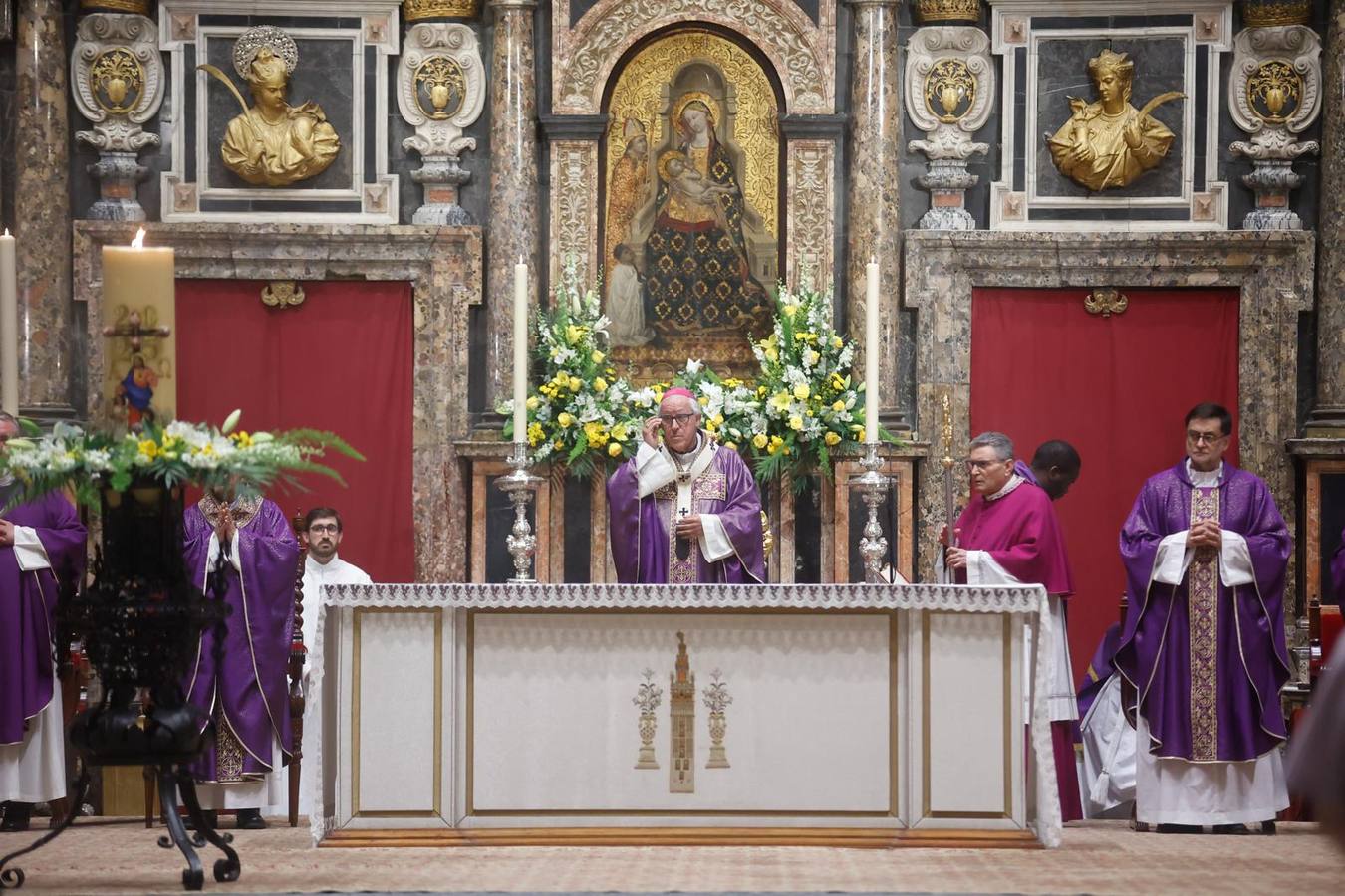 La misa por el Papa Francisco se ha celebrado en el Trascoro de la Catedral de Sevilla