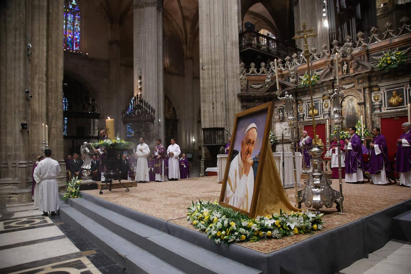 La misa por el Papa Francisco se ha celebrado en el Trascoro de la Catedral de Sevilla