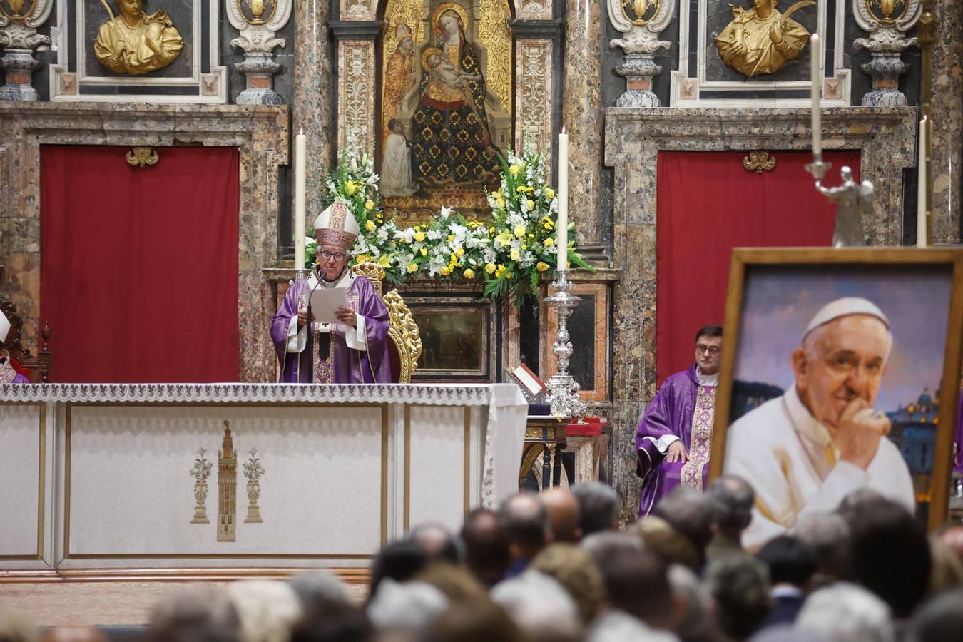 La misa por el Papa Francisco se ha celebrado en el Trascoro de la Catedral de Sevilla