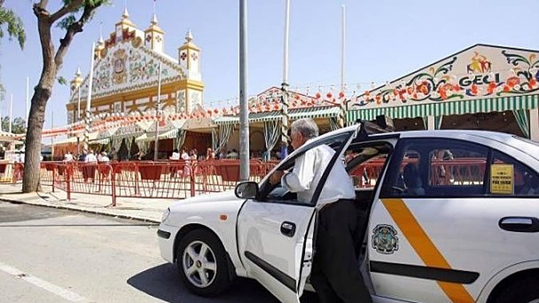 Taxi acercándose a la parada de la portada de la Feria