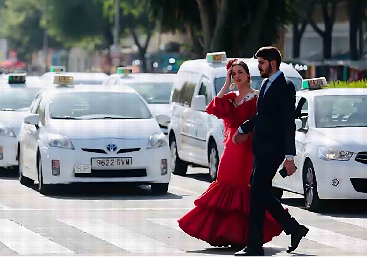 Fila de taxis junto al Real de la Feria de Sevilla, en la avenida Flota de Indias