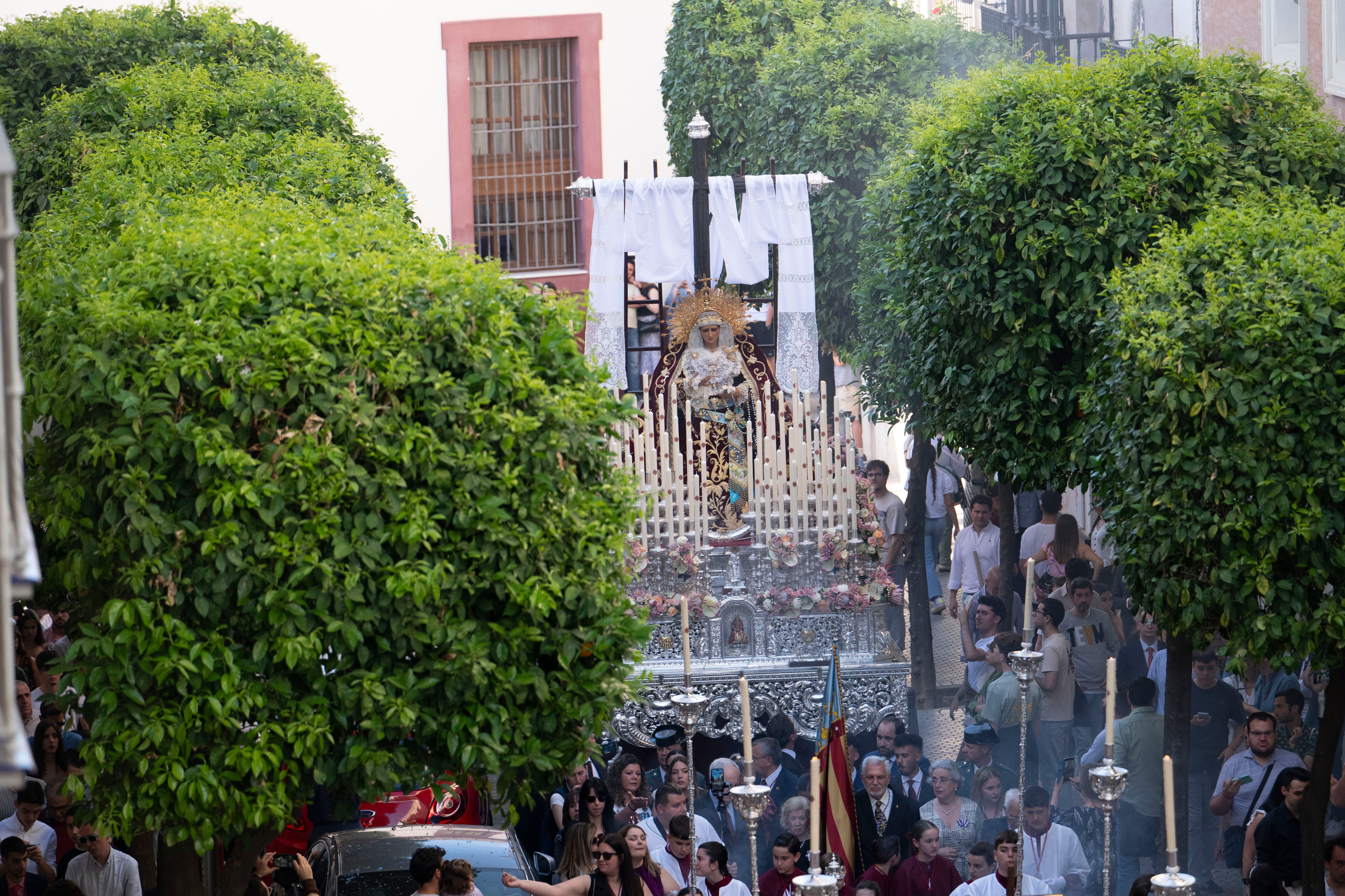 El traslado de la Virgen de los Desamparados del Alcosa, en imágenes