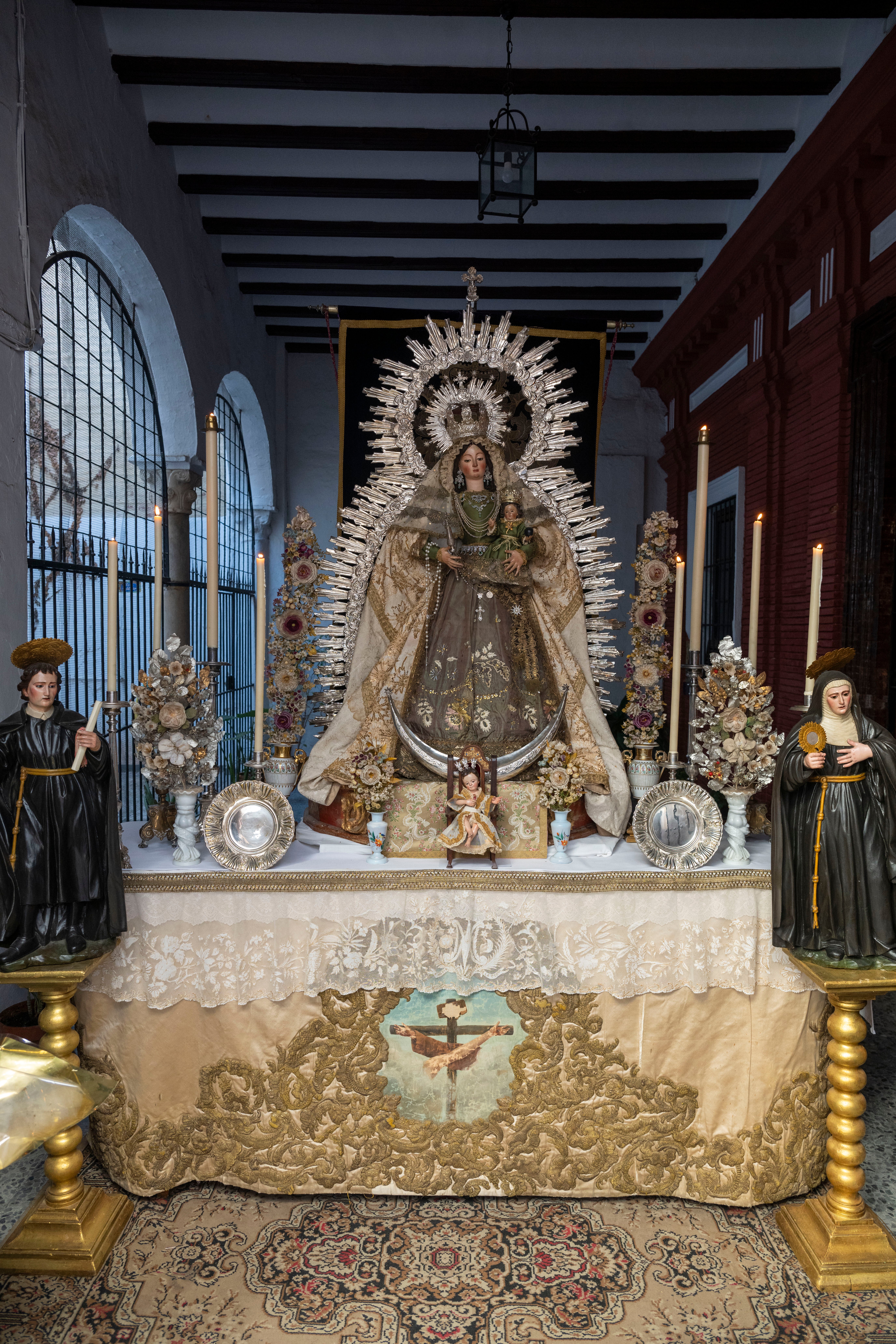 El traslado de la Virgen de los Desamparados del Alcosa, en imágenes