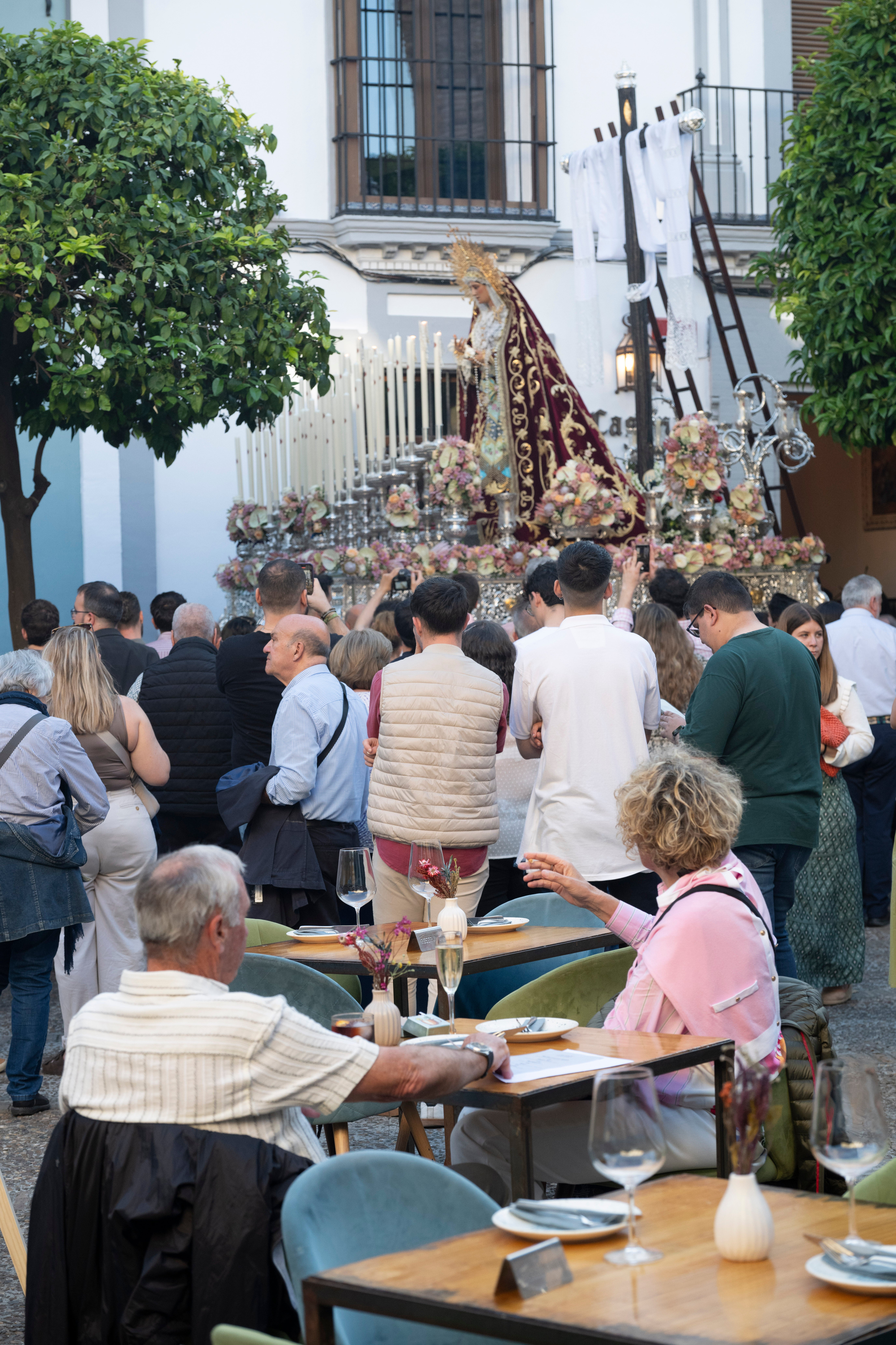 El traslado de la Virgen de los Desamparados del Alcosa, en imágenes