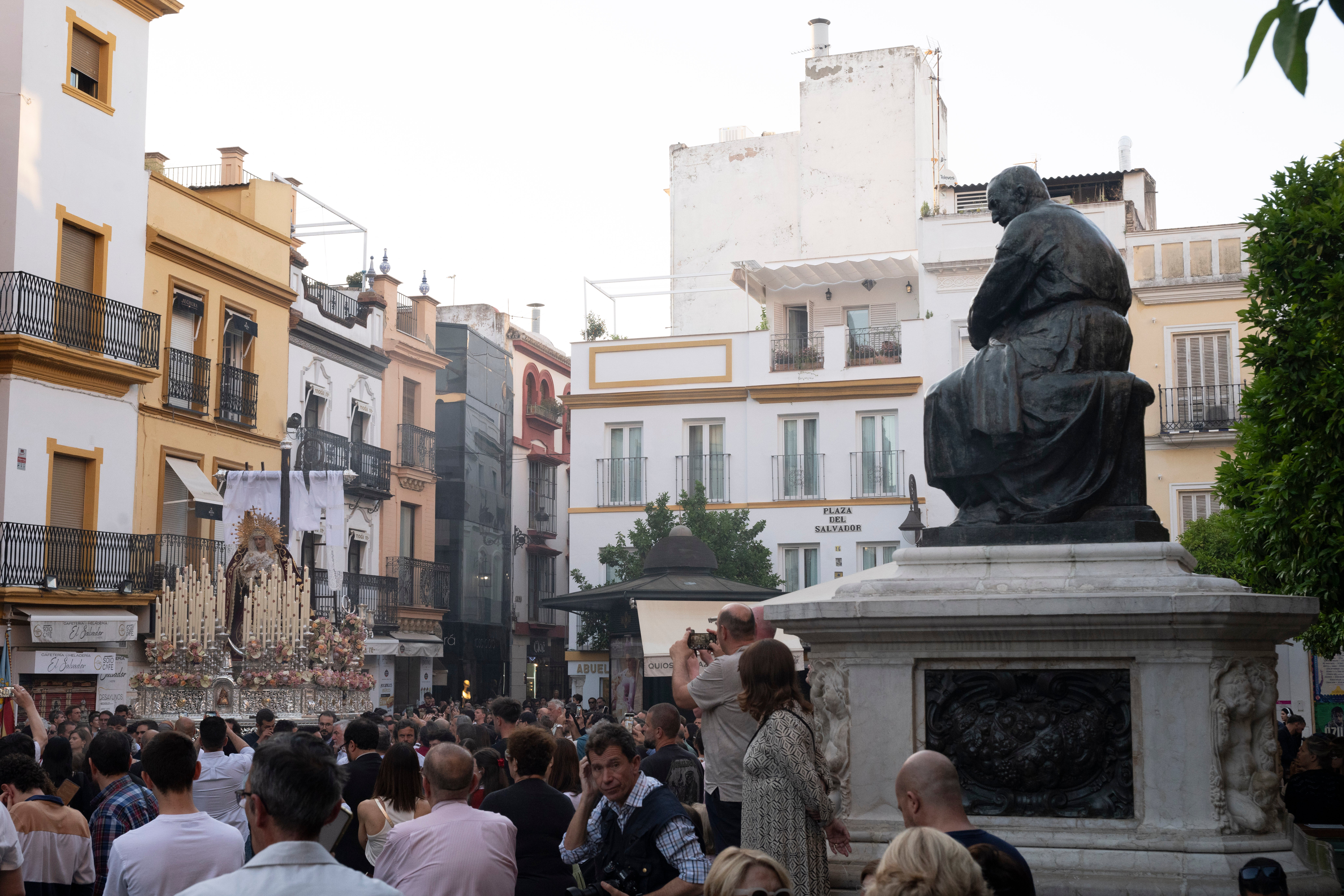 El traslado de la Virgen de los Desamparados del Alcosa, en imágenes