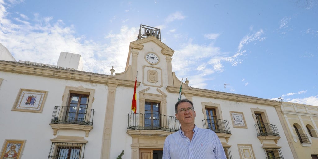 Dimite la interventora y colapsa el Ayuntamiento de Burguillos: sin nóminas ni servicio de ayuda a domicilio