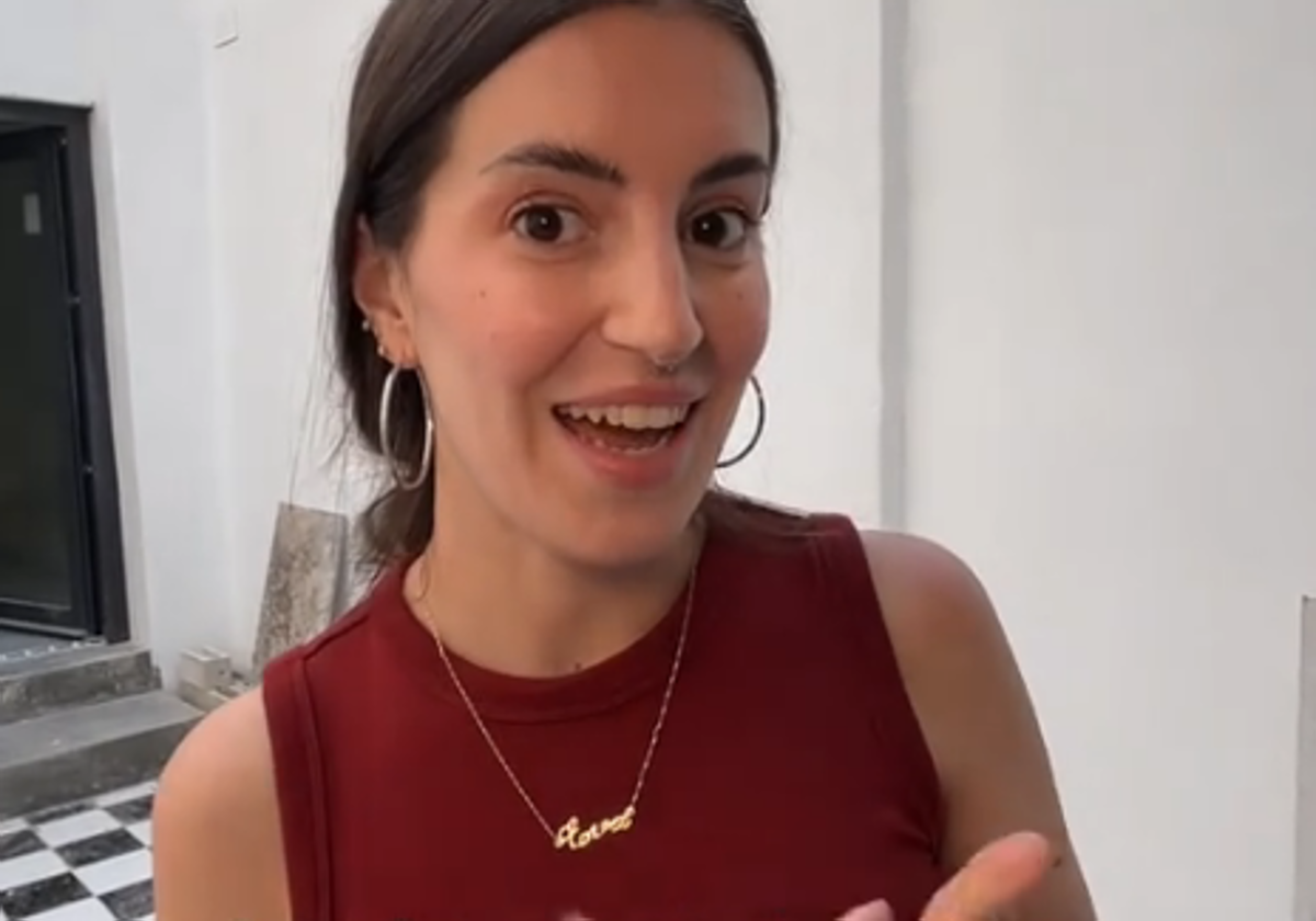 La joven Eva Evarista mostrando la obra de su casa