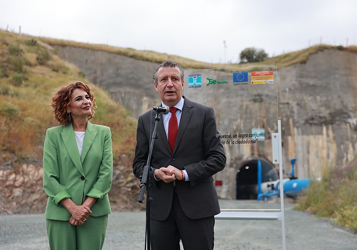 María Jesús Montero y Javier Fernández en el acto de presentación de las obras del embalse del Huesna