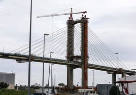 Cortes de tráfico durante todo el mes de mayo en el Puente del Centenario de Sevilla por las obras de ampliación del tablero