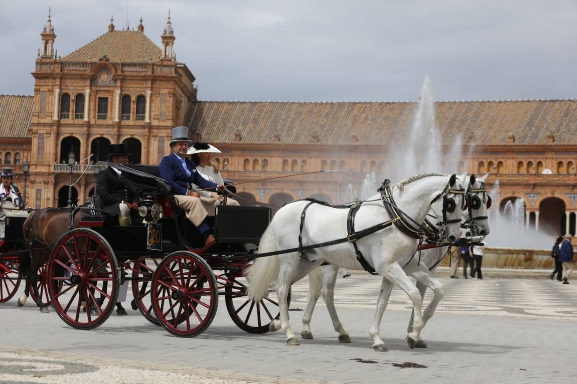 Paseo de los enganches por El Prado, San Telmo y la Plaza de España