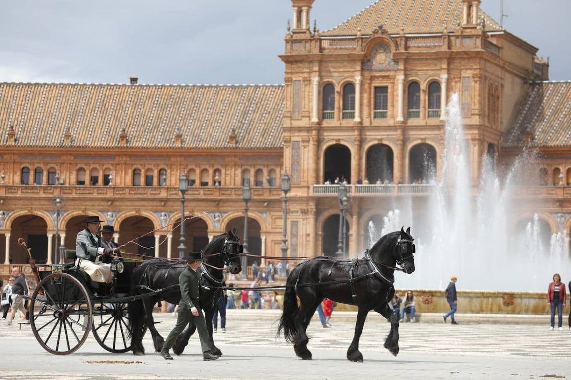 Paseo de los enganches por El Prado, San Telmo y la Plaza de España