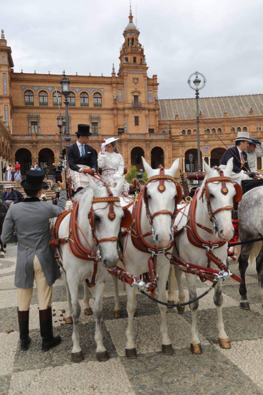 Paseo de los enganches por El Prado, San Telmo y la Plaza de España