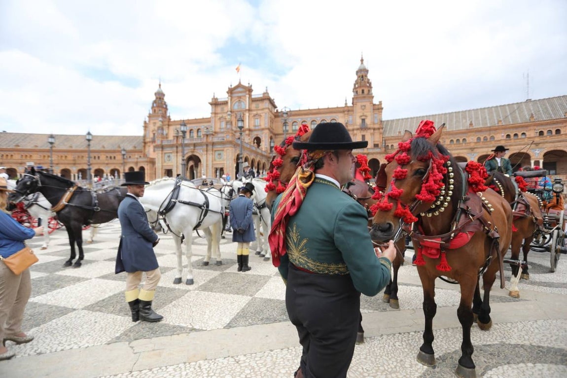 Paseo de los enganches por El Prado, San Telmo y la Plaza de España