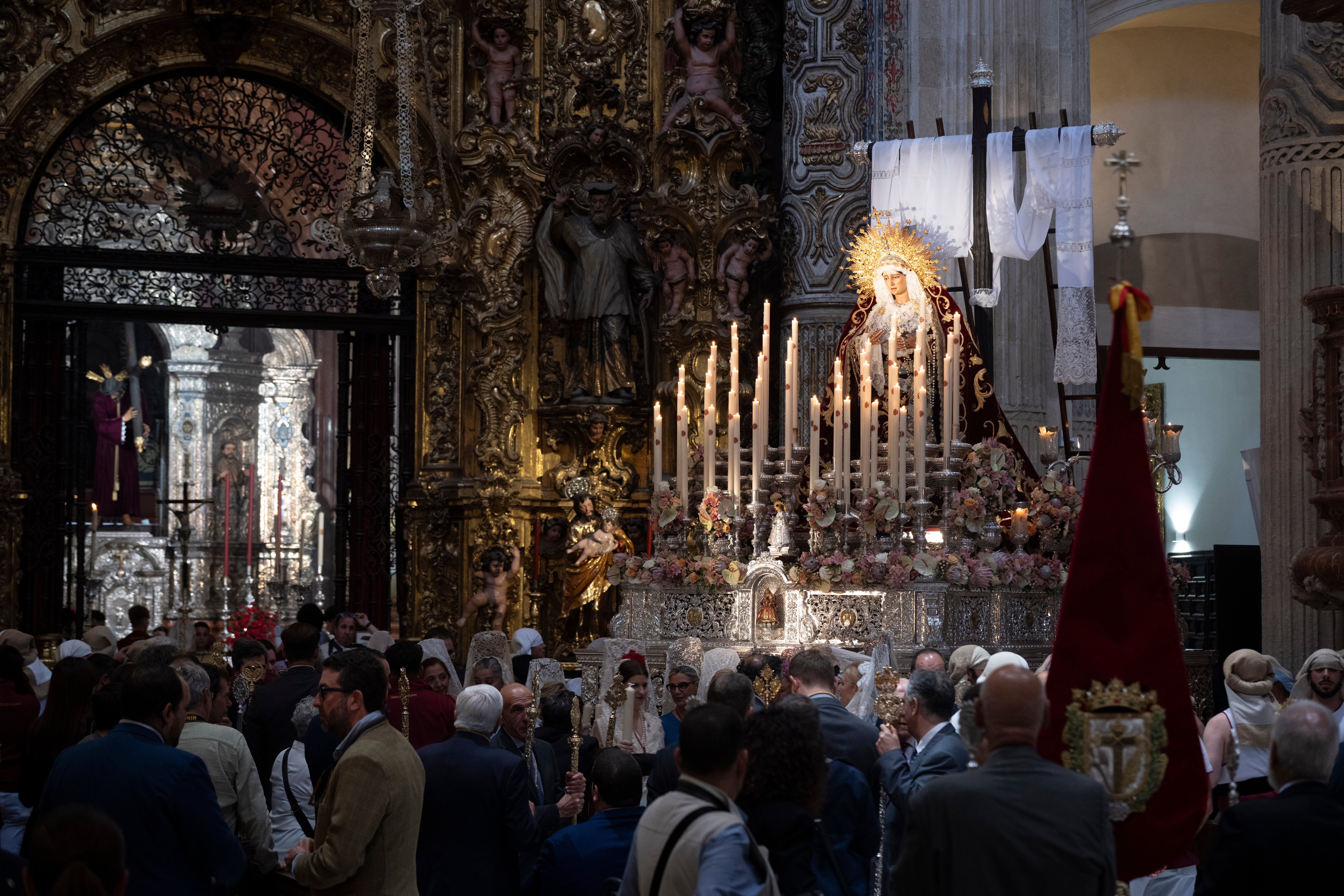 Procesión extraordinaria de la Virgen de los Desamparados de Alcosa, en imágenes