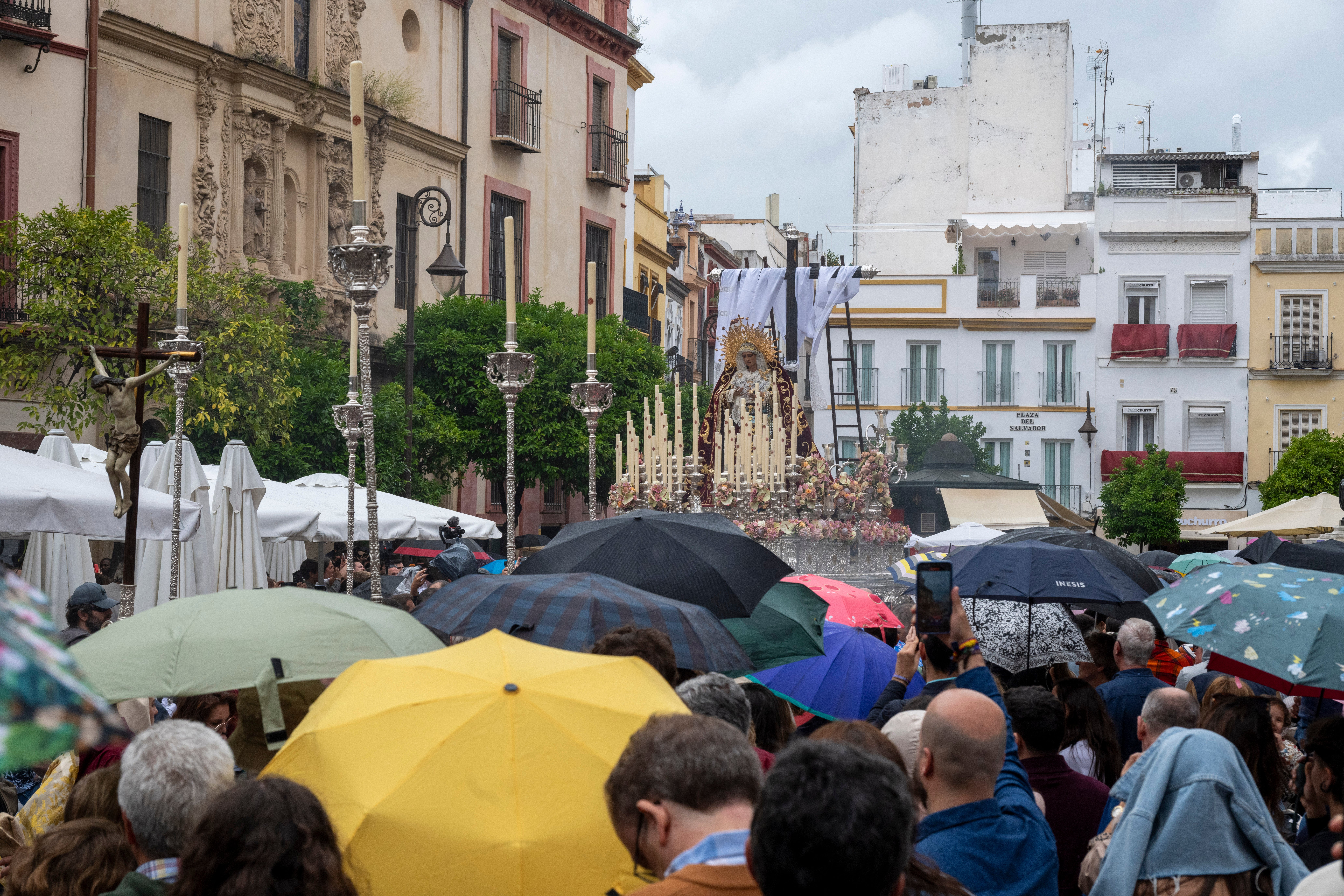 Procesión extraordinaria de la Virgen de los Desamparados de Alcosa, en imágenes