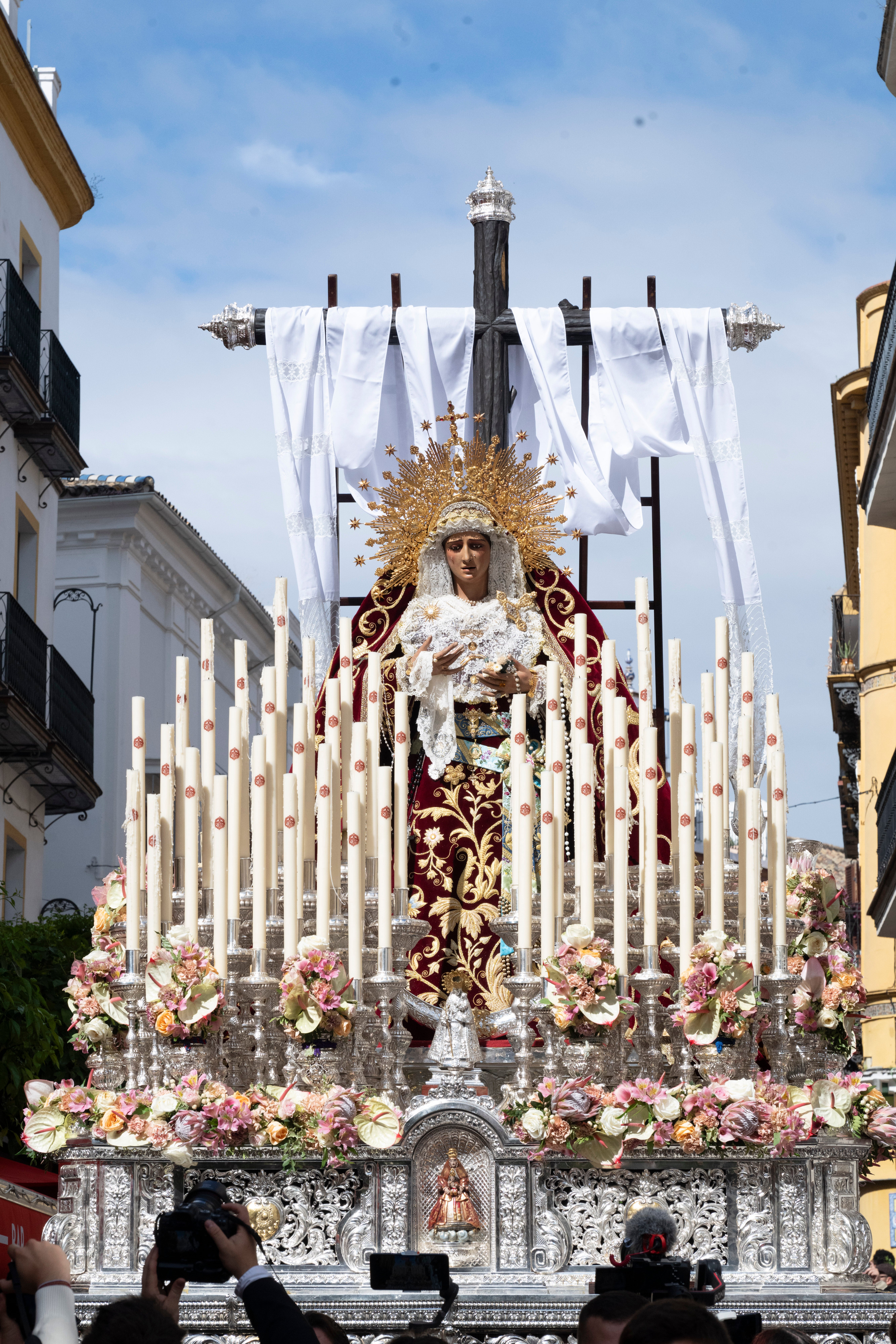 Procesión extraordinaria de la Virgen de los Desamparados de Alcosa, en imágenes