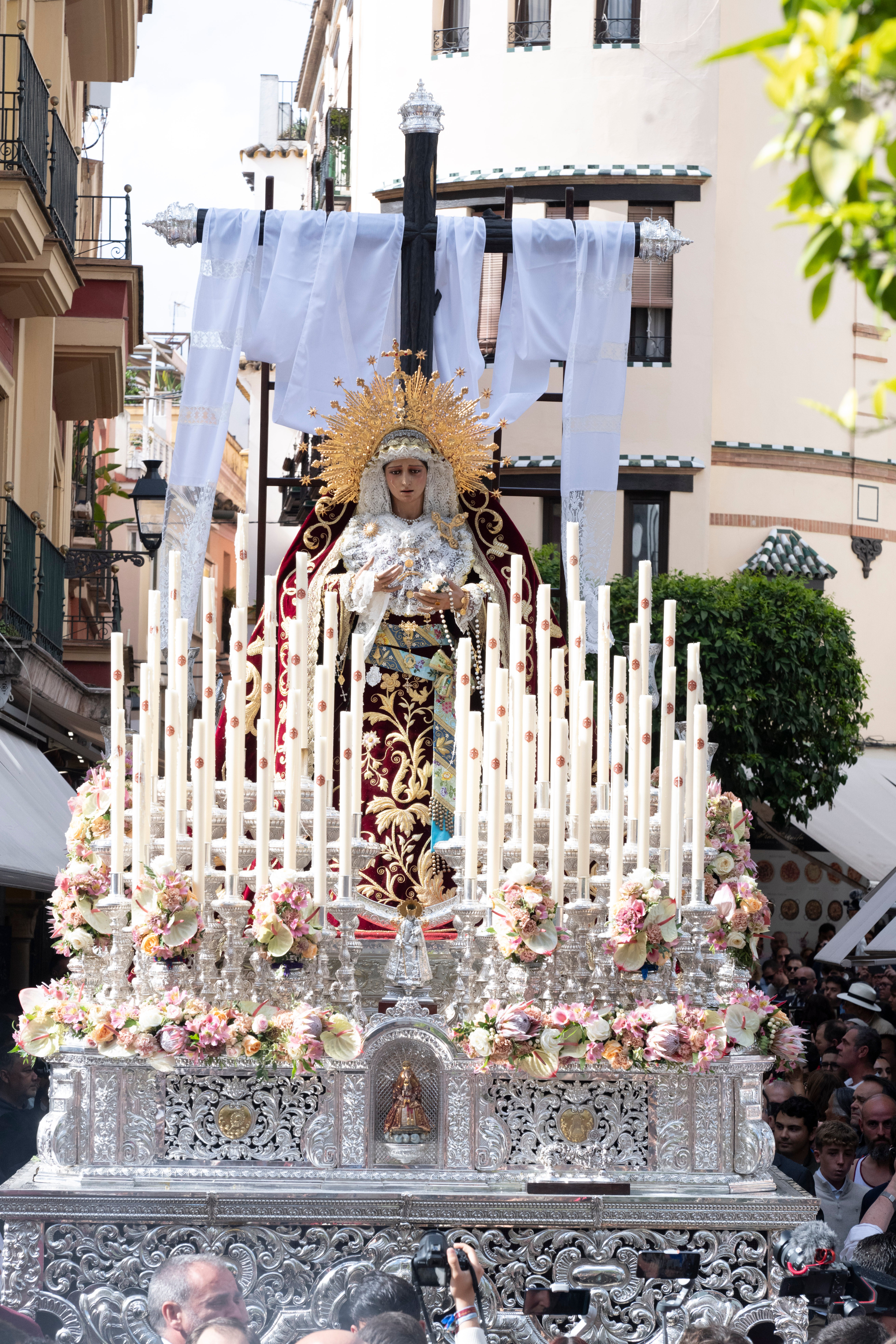 Procesión extraordinaria de la Virgen de los Desamparados de Alcosa, en imágenes