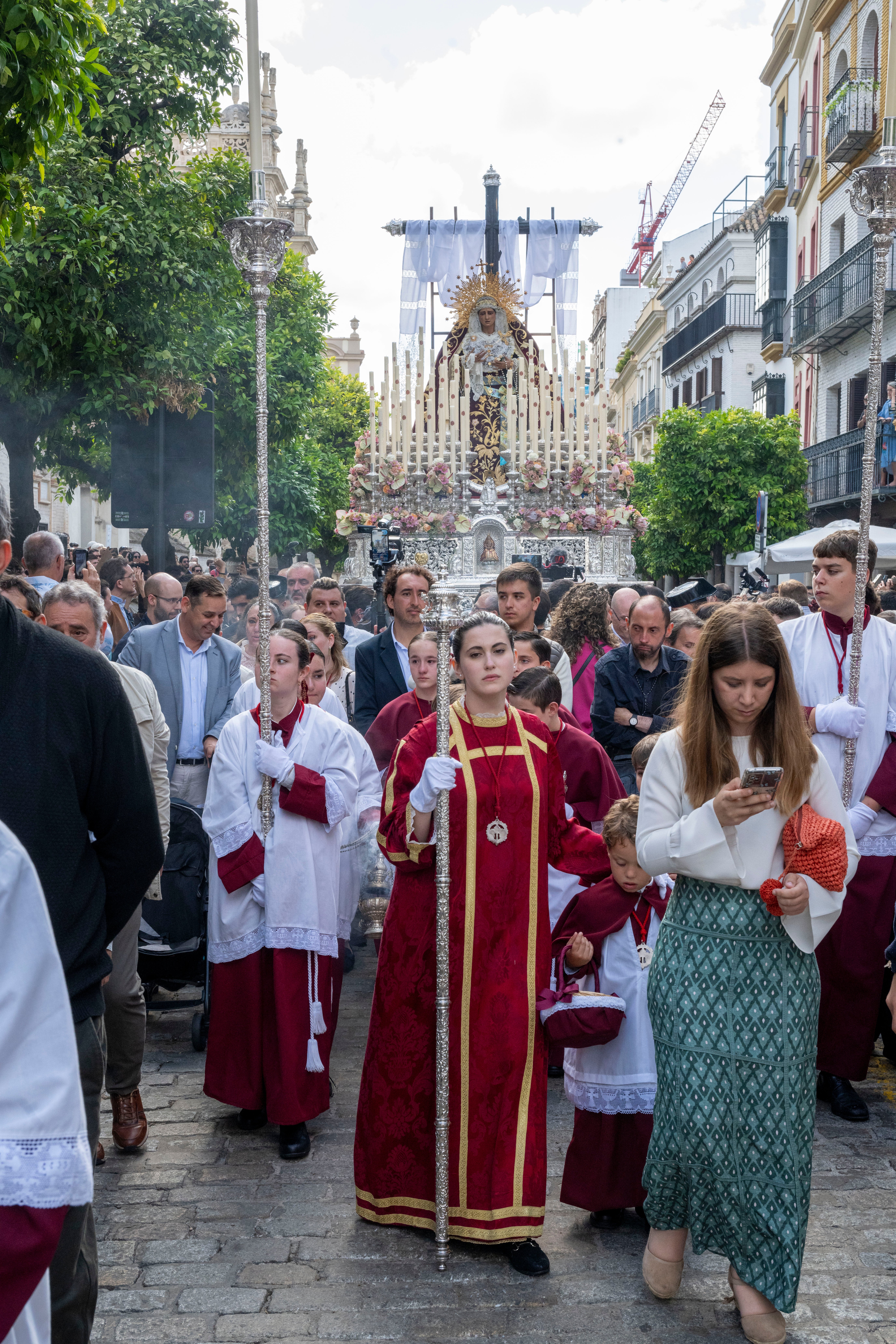 Procesión extraordinaria de la Virgen de los Desamparados de Alcosa, en imágenes
