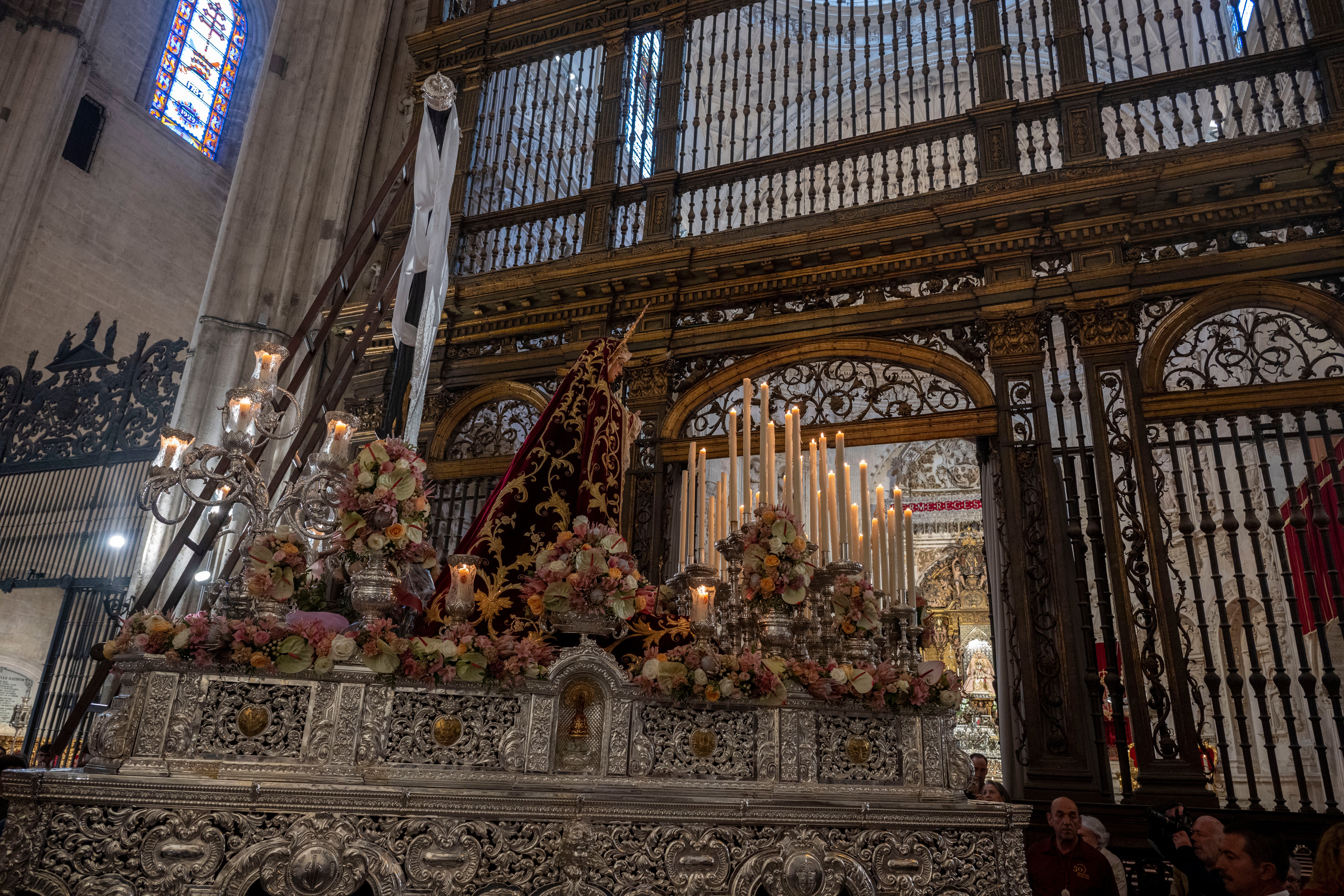 Procesión extraordinaria de la Virgen de los Desamparados de Alcosa, en imágenes