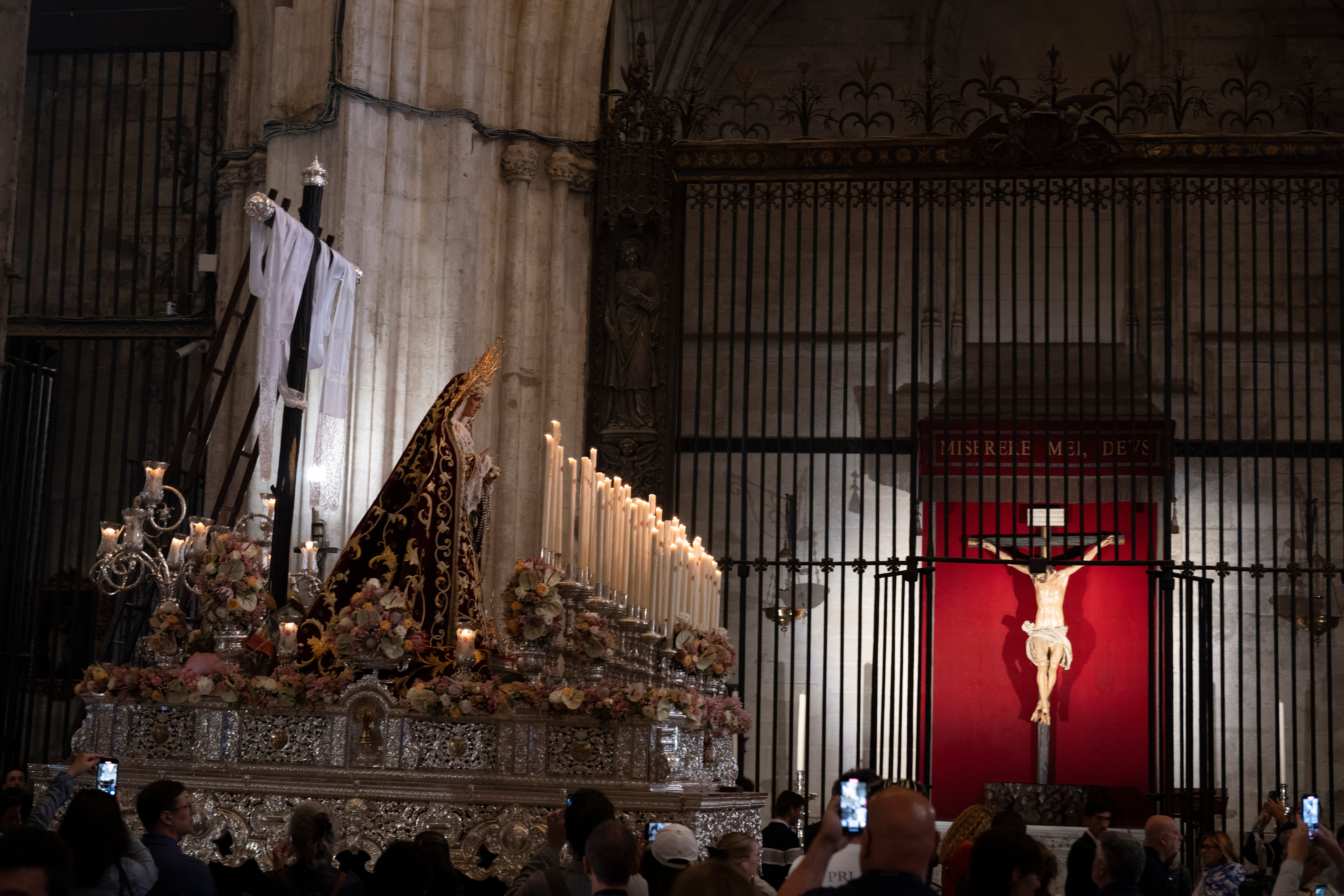 Procesión extraordinaria de la Virgen de los Desamparados de Alcosa, en imágenes
