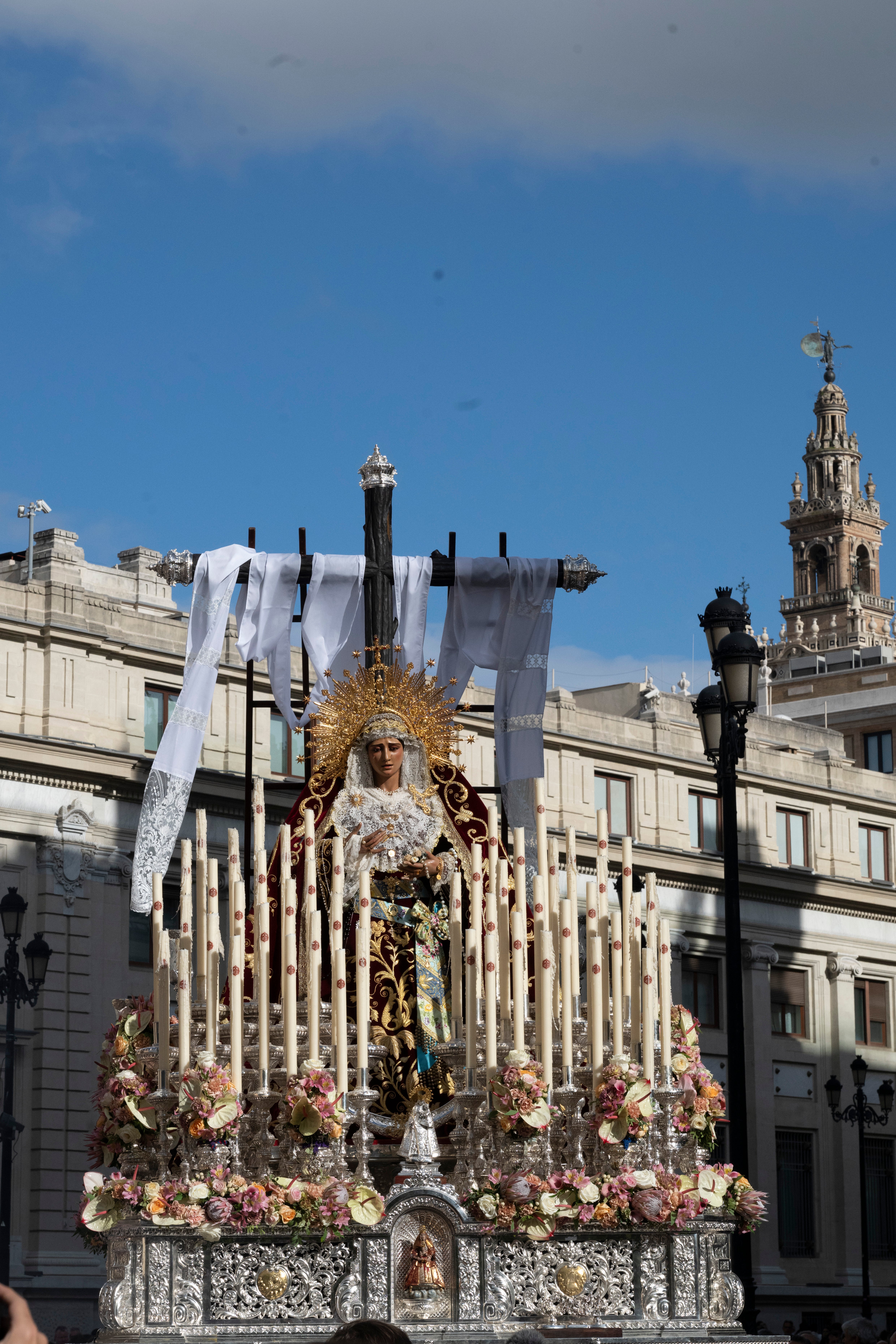Procesión extraordinaria de la Virgen de los Desamparados de Alcosa, en imágenes