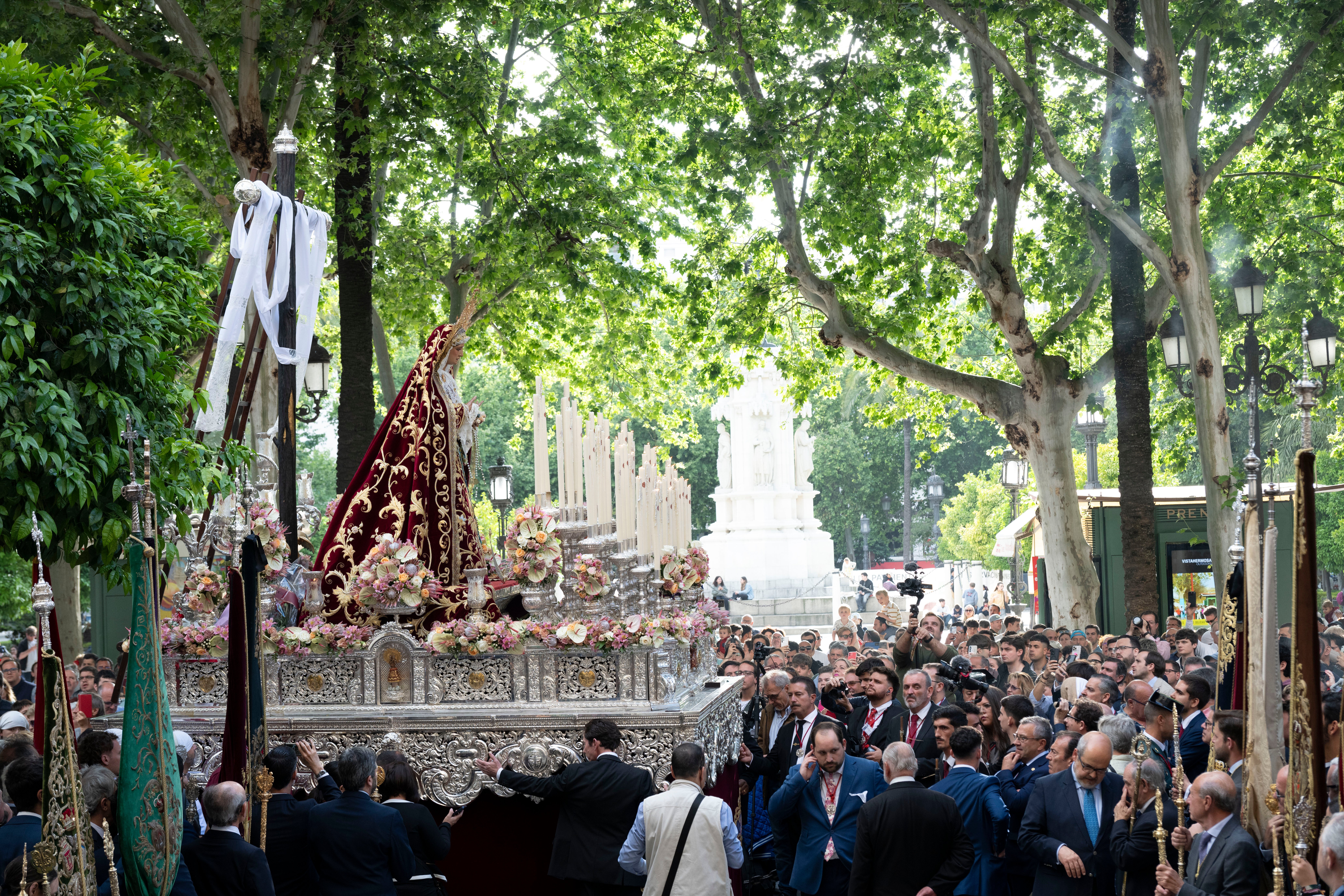 Procesión extraordinaria de la Virgen de los Desamparados de Alcosa, en imágenes