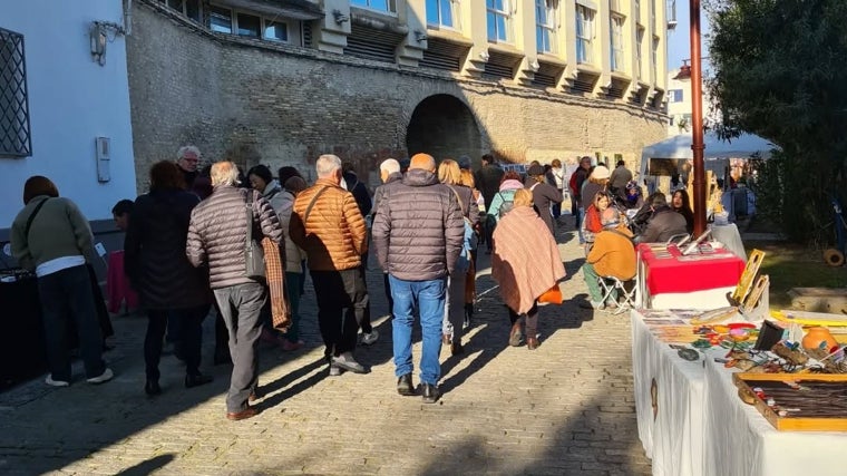 Puestos del mercadillo «Paseo de Arte», en Triana