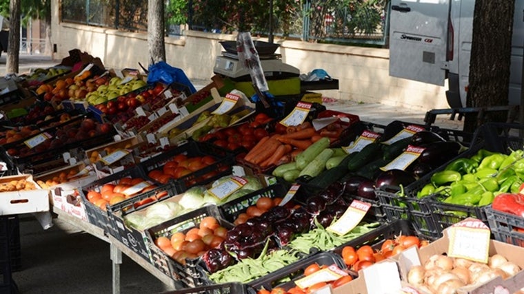 Puesto de frutas y verduras en del mercadillo de Tomares