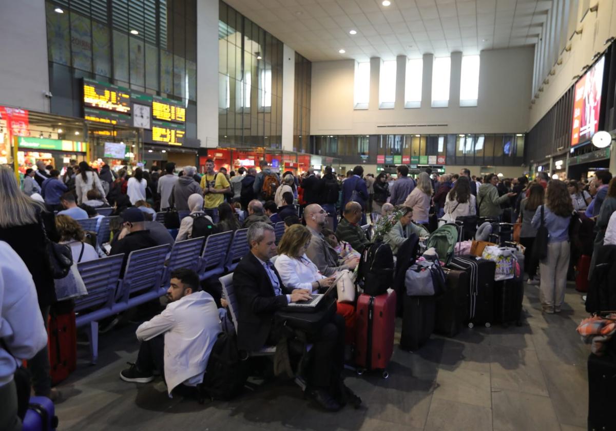 Pasajeros esperando en la estación de Santa Justa por el caos ocasionado con el robo de cable