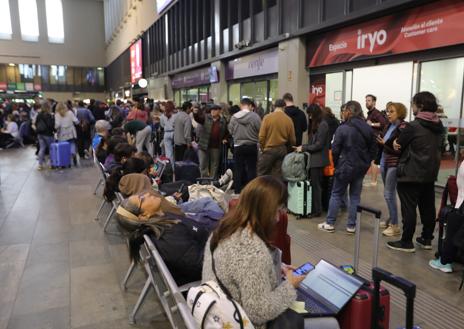 Imagen secundaria 1 - Colapso en la estación de Santa Justa por el robo de cable: salen los primeros trenes de la línea Madrid - Sevilla