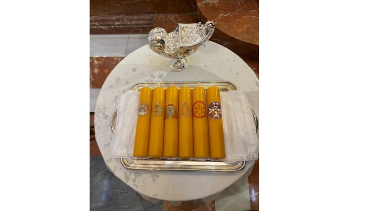 Escudos de las hermandades del Viernes Santo en los codales del Cachorro