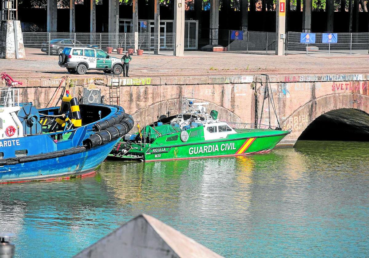 La lancha de la guardia civil 'Río Ulla M30' en el Puerto de Sevilla