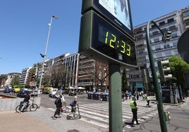 La bajada del paro en Andalucía casi dobla a la suma de Cataluña, Madrid, Valencia y País Vasco