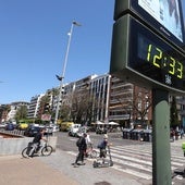 Varias personas cruzan el paso de peatones en Córdoba capital