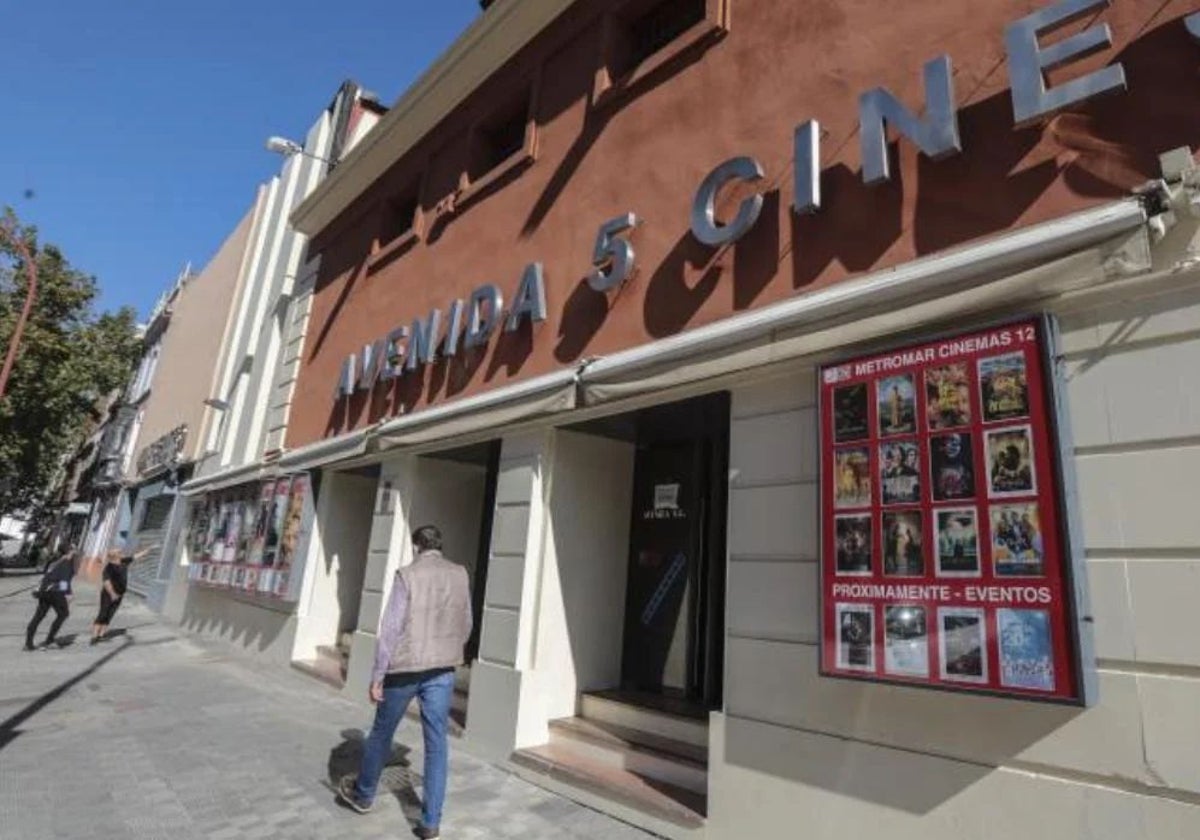 Fachada del cine Avenida 5 en Sevilla