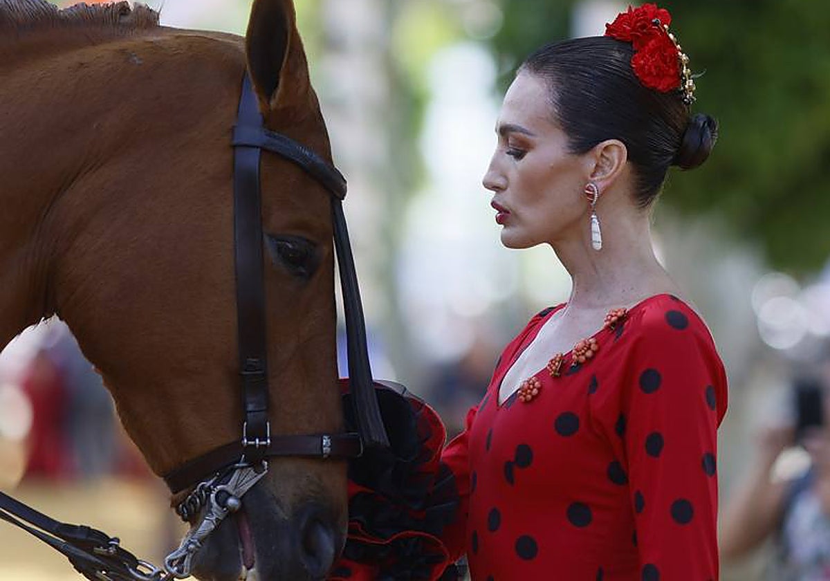 La modelo Nieves Álvarez junto a un caballo en el Real de la Feria