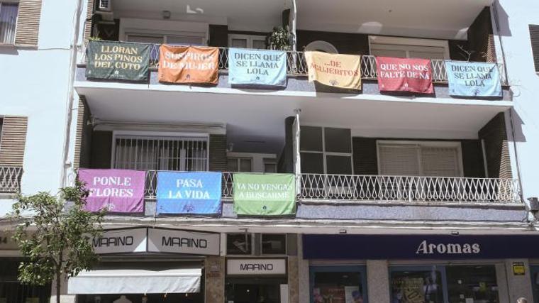 Letras de sevillas colgadas en balcones de la calle Asunción