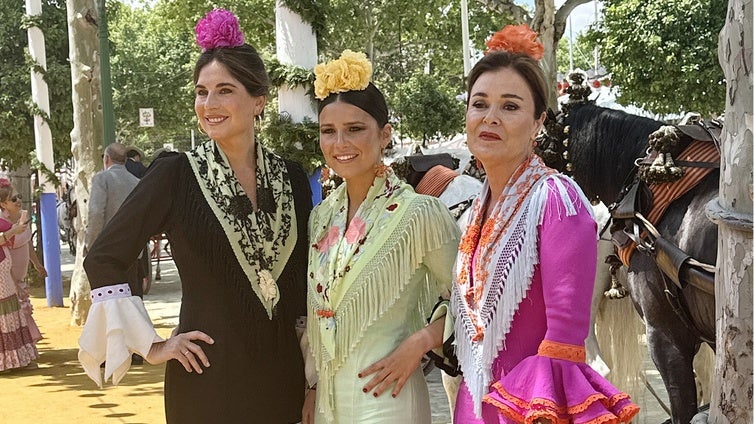 Lourdes Montes, espectacular en la Feria, compite en elegancia con otras famosas en el real