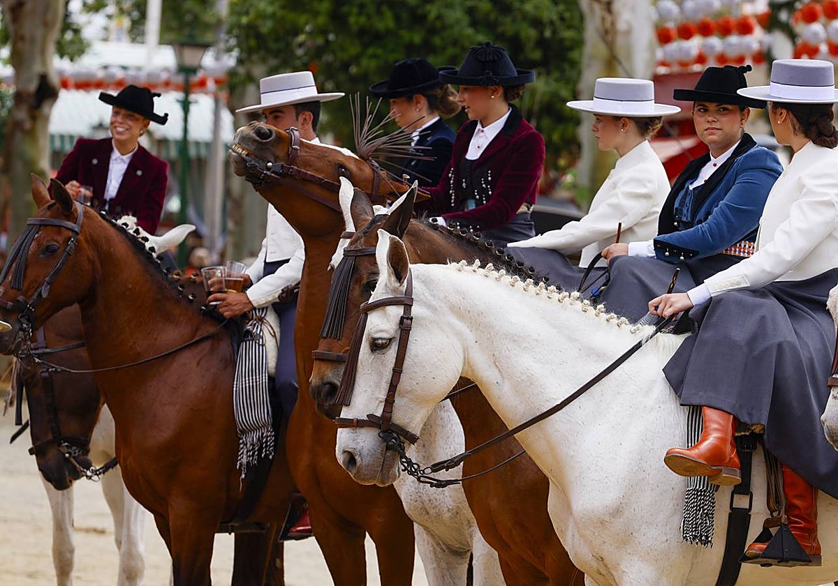 Muchos caballistas se han lucido este miércoles festivo por el real de la Feria