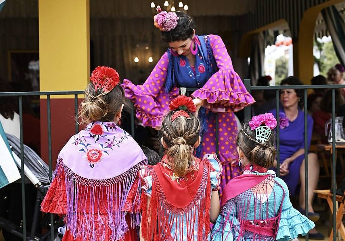 Tres niñas aprenden con la mirada a ser flamencas