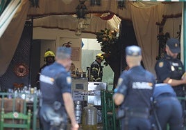 El incendio de una caseta de la Feria de Sevilla en la calle Pepe Luis Vázquez deja seis personas heridas