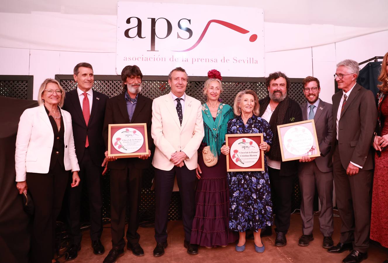 Carmen Tovar, Pedro Fernández, Emilio Fernández Caracafé, Javier Fernández, Rocío Hernández, Cristina Heeren , Paco Tous, Francisco Toscano y Rafael Rodríguez, en la entrega de los Premios Claveles de la Asociación de la Prensa