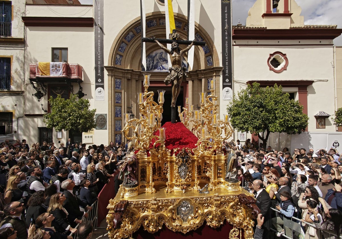 Salida del Cristo de la Expiración del Cachorro en la tarde del pasado Viernes Santo